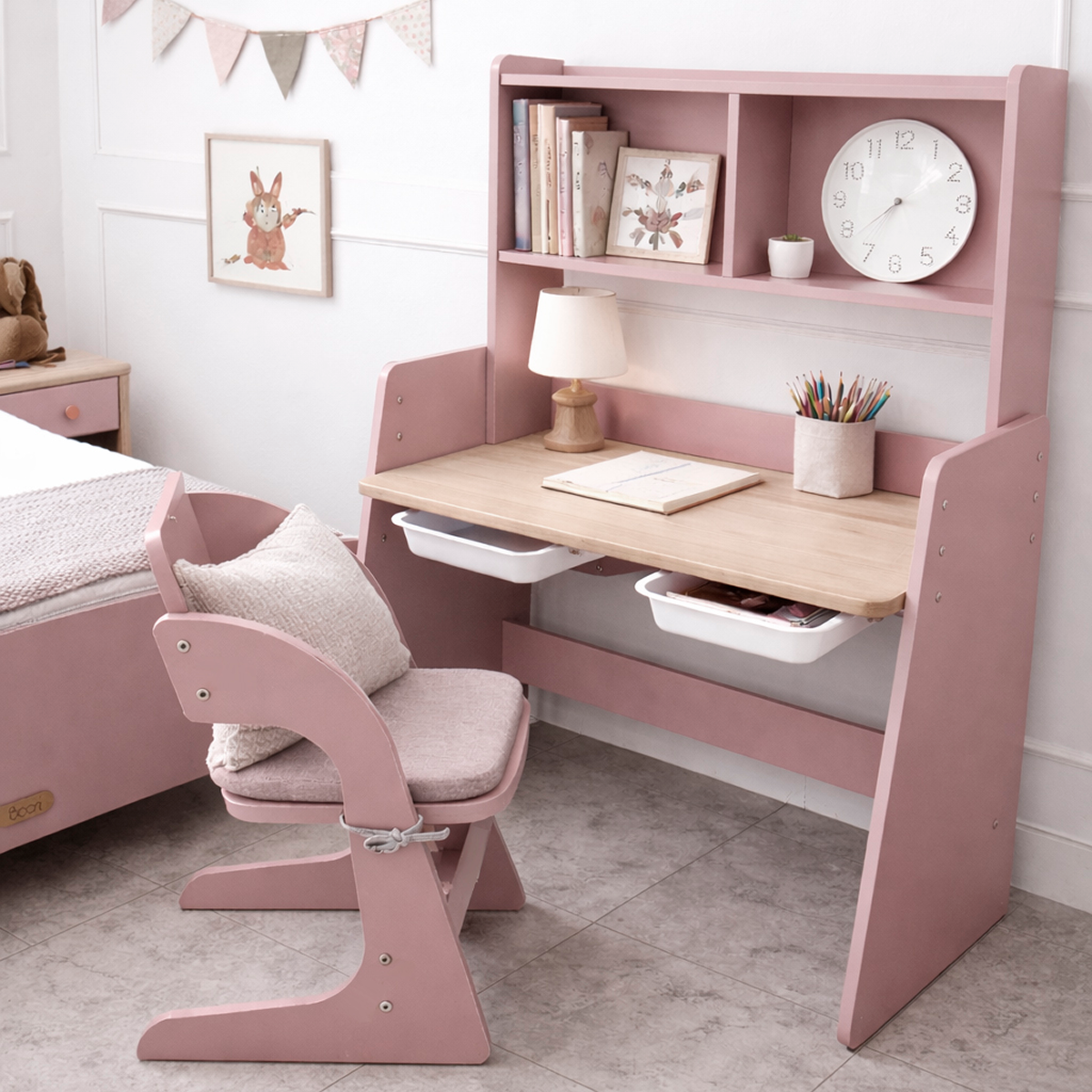 Escritorio Natty con repisas y silla